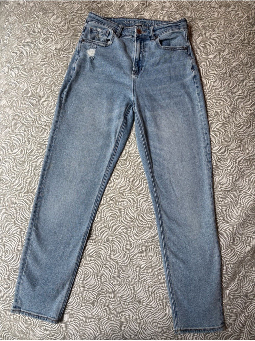 American Eagle Outfitters Light Wash High-Rise Mom Jeans